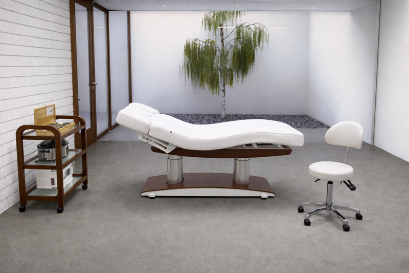 TrochTable de Massage et soins électrique base bois foncé - Ambiance - Malys Equipements